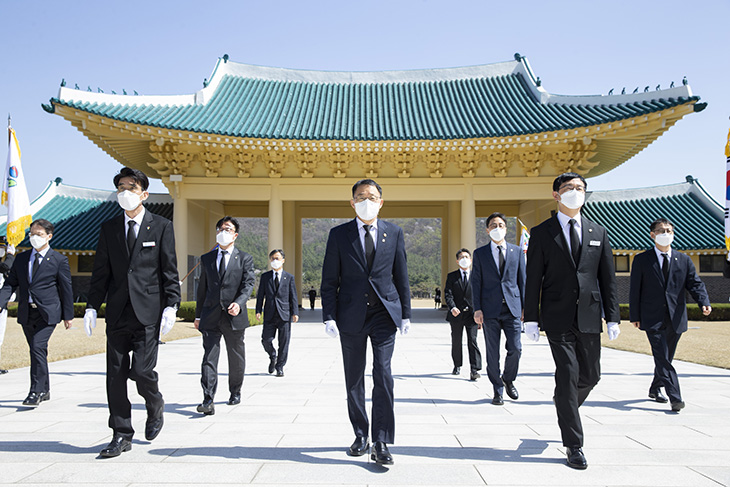김우호 인사혁신처장이 직원들과 국립대전현충원을 방문하였다.