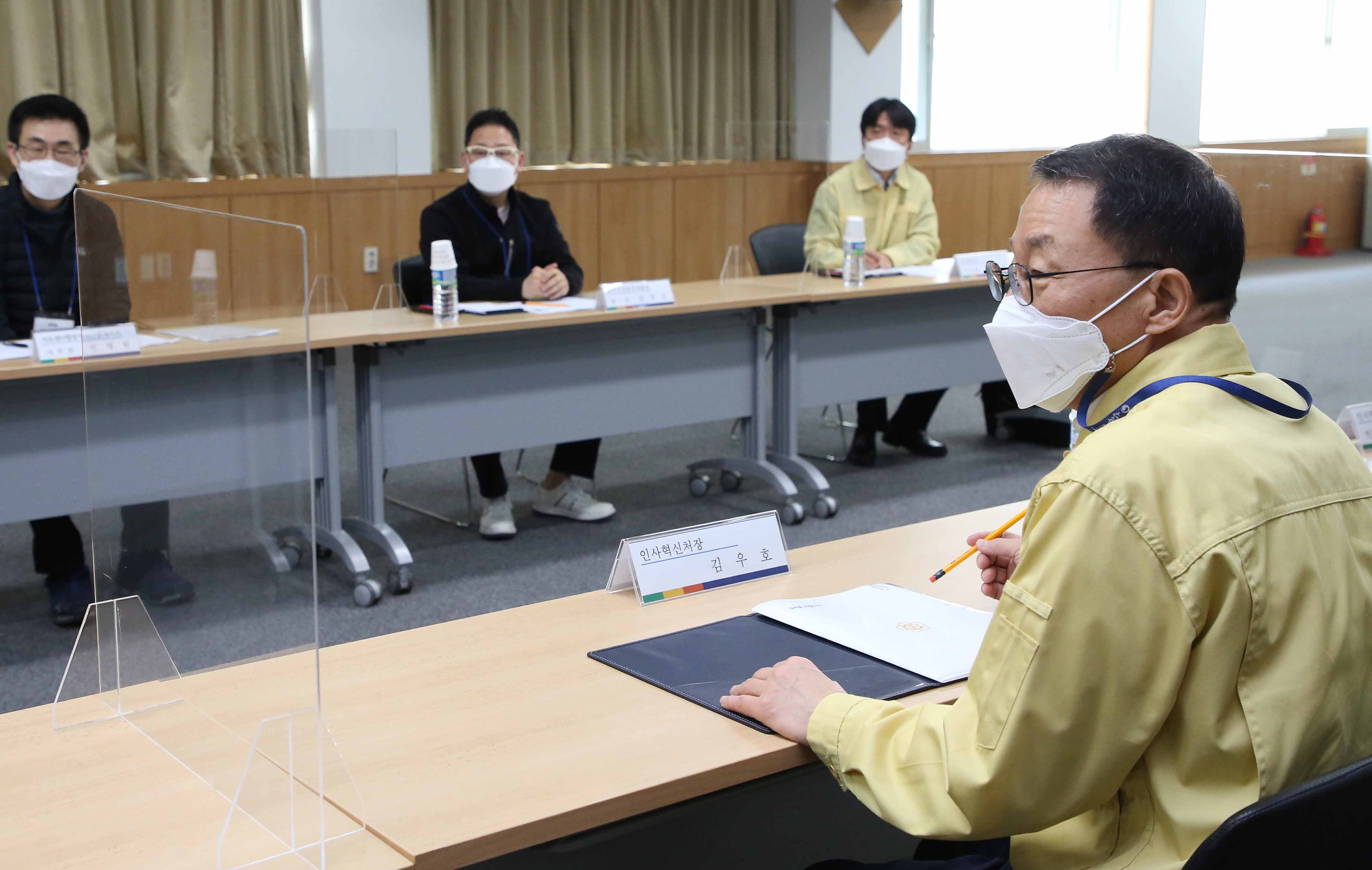 김우호 인사혁신처장이 28일 충남 천안시 공무원연금공단 천안상록리조트 내 마련된 생활치료센터를 방문해 근무자들의 의견을 경청하고 있다.