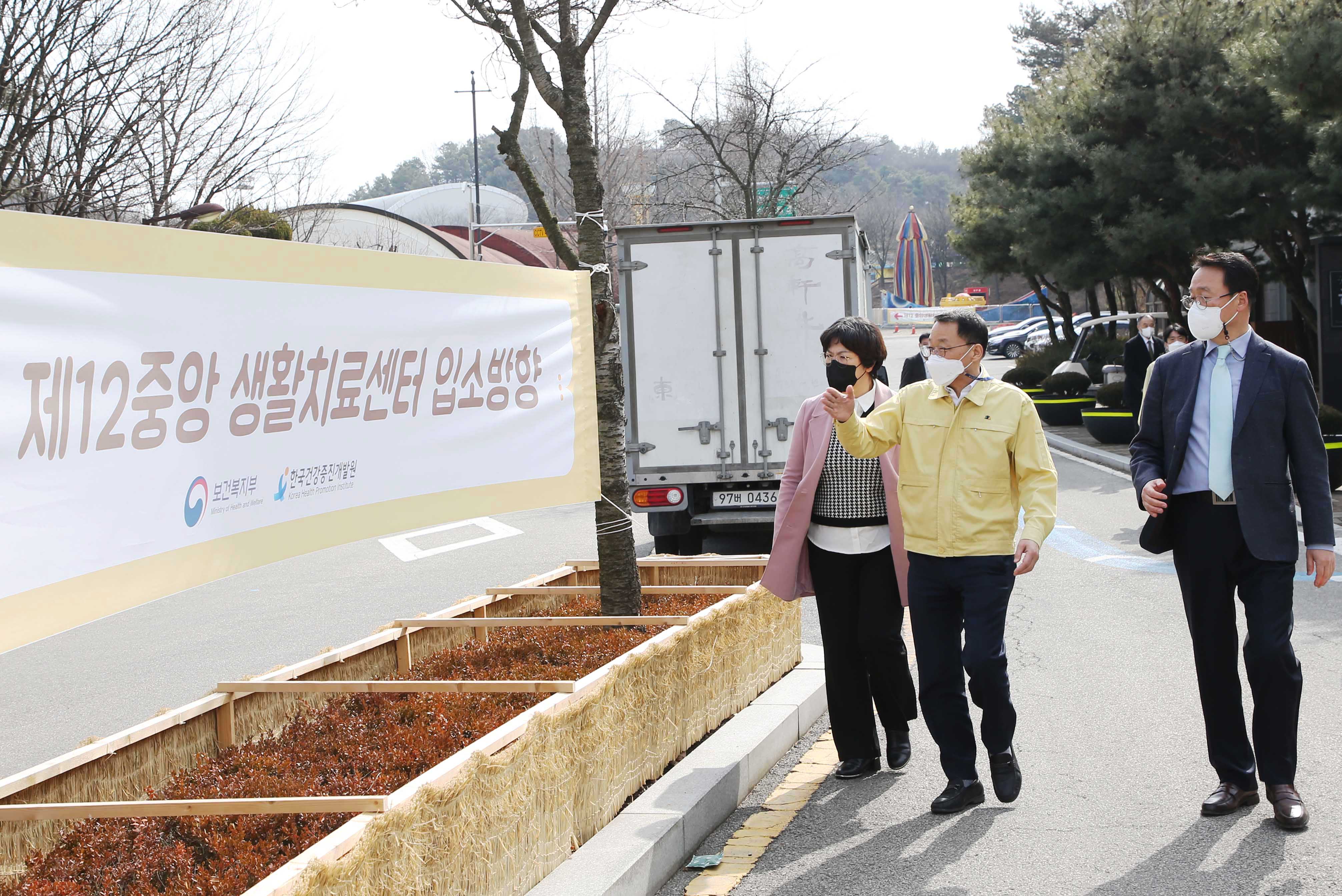 김우호 인사혁신처장이 28일 충남 천안시 공무원연금공단 천안상록리조트 내 마련된 생활치료센터를 방문해 근무자들의 의견을 경청하고 있다.