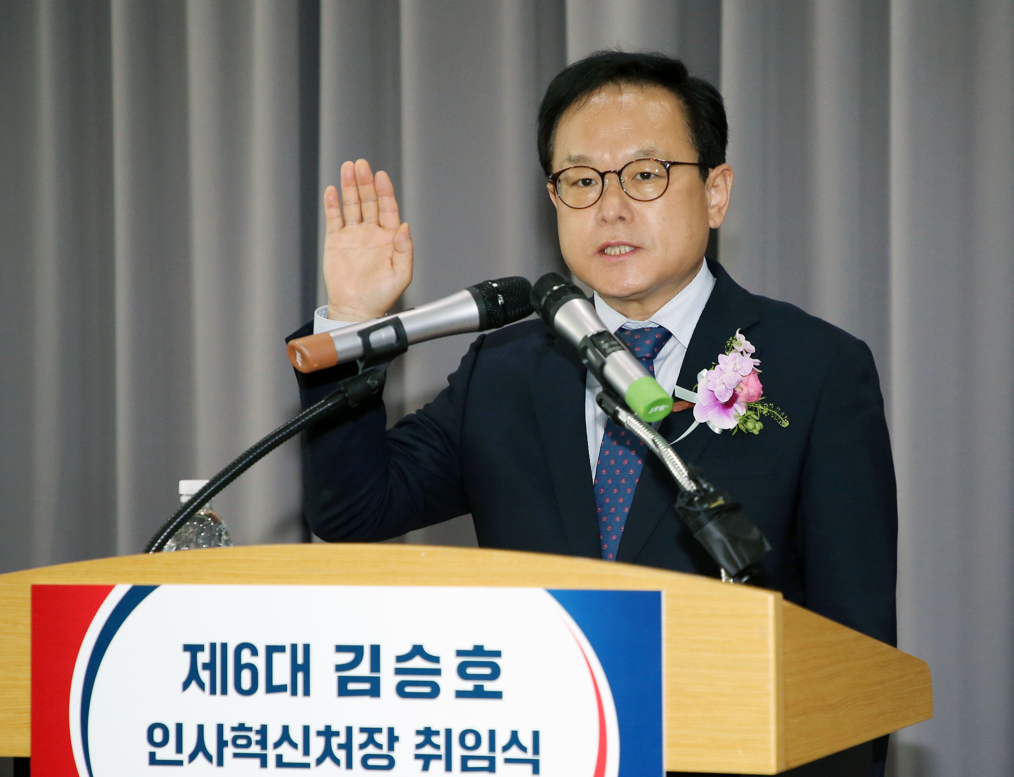 김승호 신임 인사혁신처장이 13일 인사혁신처에서 열린 취임식에서 선서를 하는 모습
