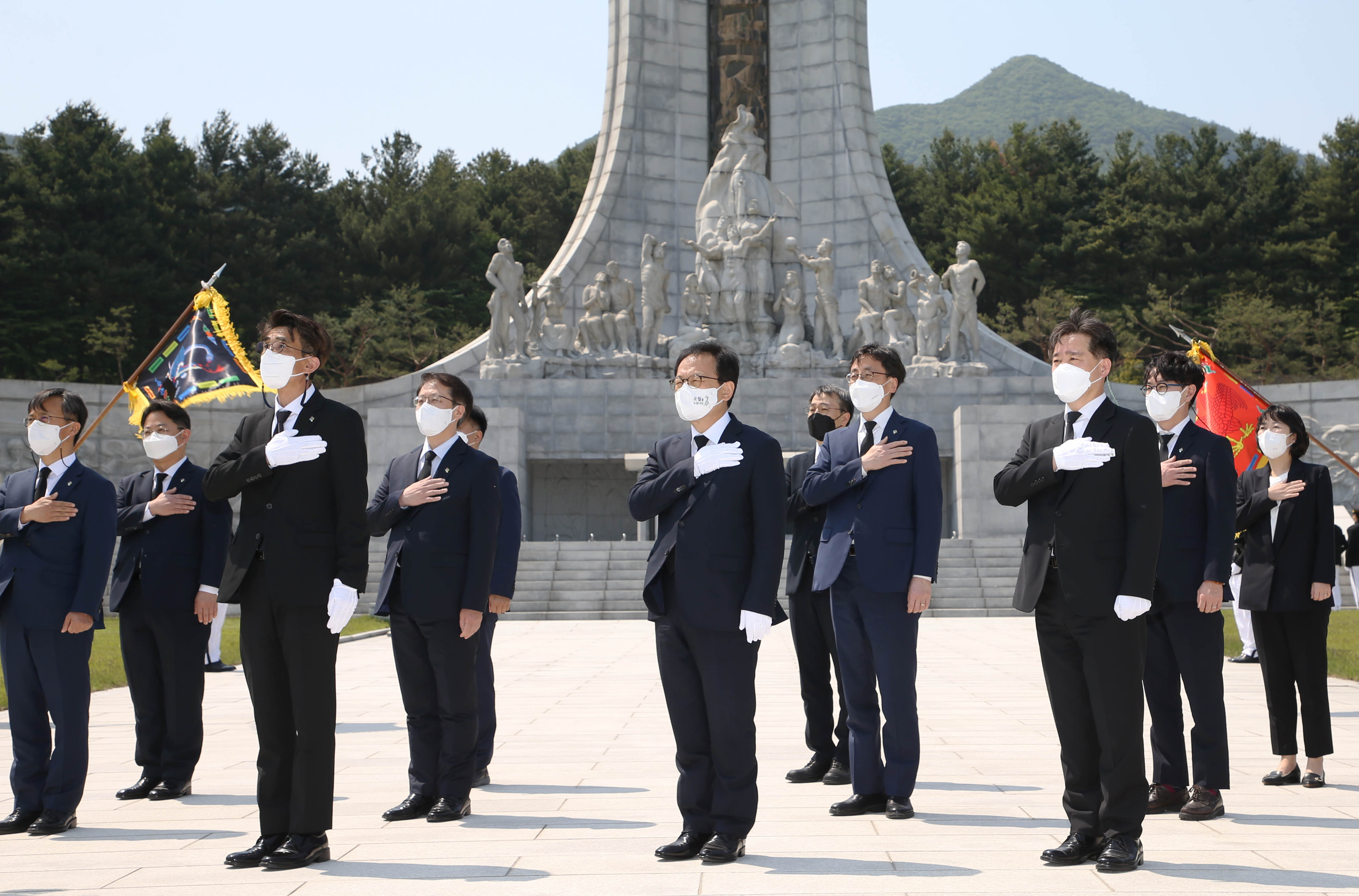 김승호 인사혁신처장이 18일 대전시 유성구에 위치한 국립대전현충원에서 국기에 대한 경례를 하는 모습