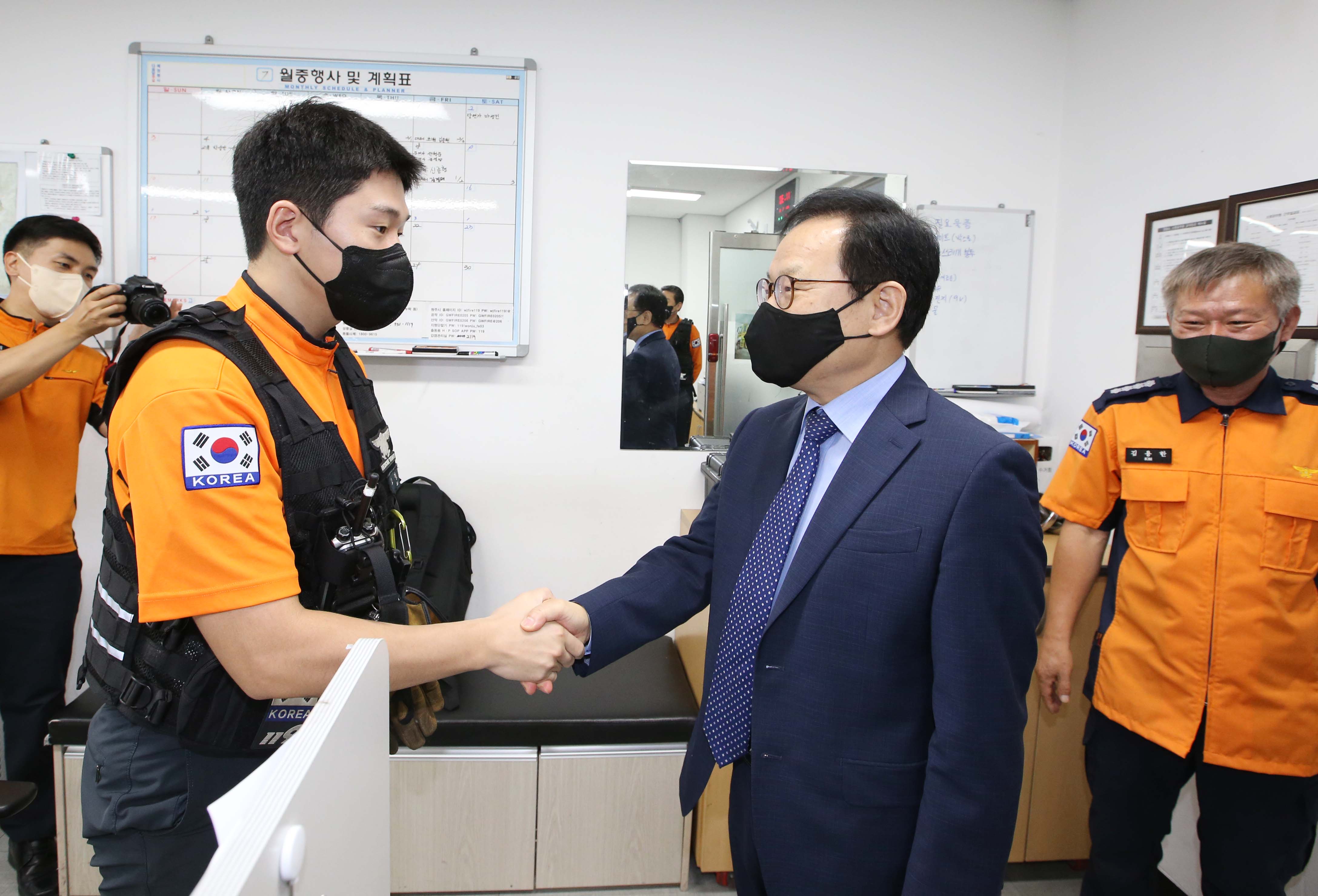 김승호 인사혁신처장이 6일 현장 공무원 방문차 강원원주소방서를 방문해 소방공무원들과 인사를 나누고 있다.