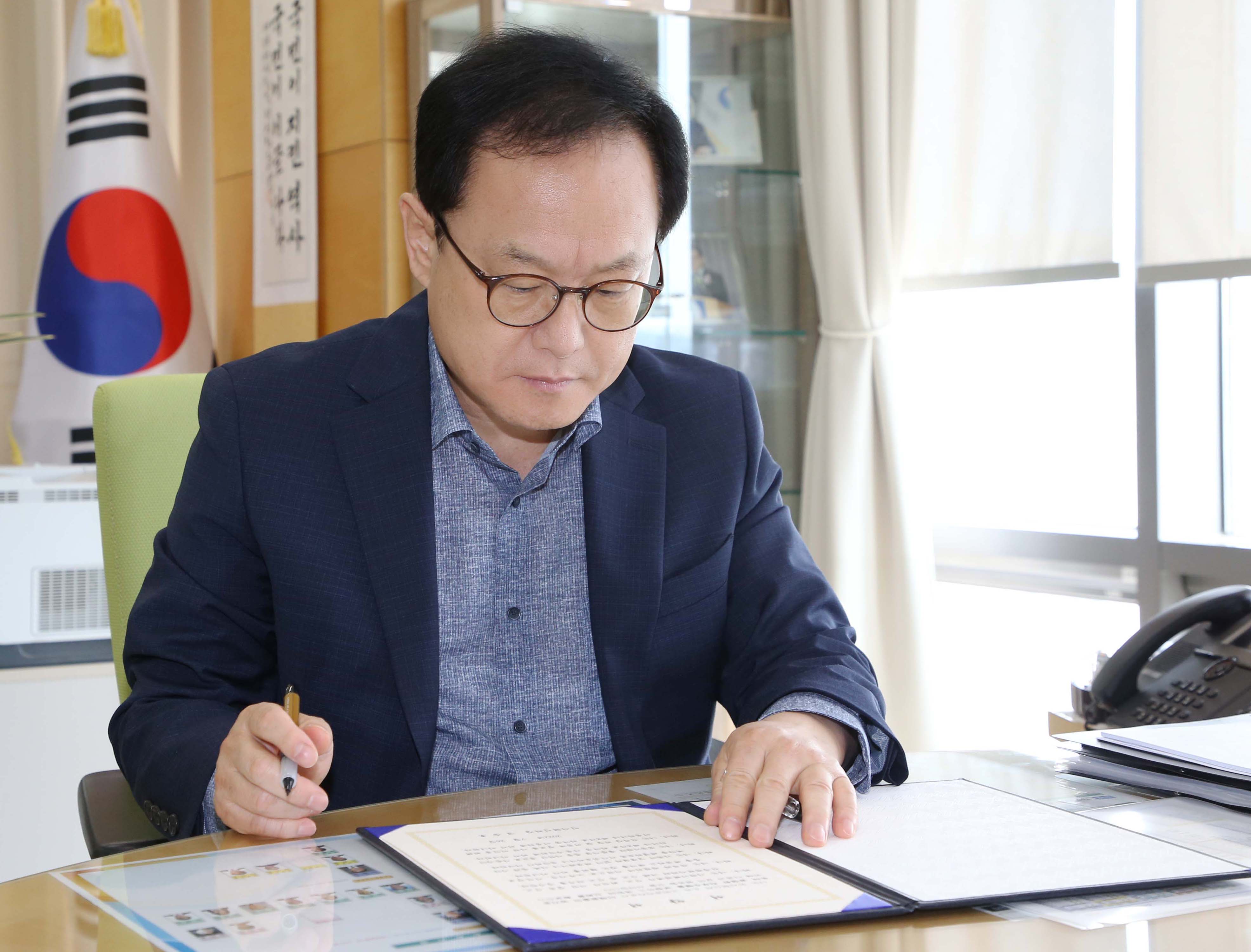 26일 세종시 인사혁신처에서 김승호 인사혁신처장이 이해충돌 방지제도 준수 서약서를 보고 있는 모습.