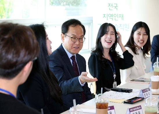  



김승호 인사혁신처장이 5월8일 충북 진천군 국가공무원인재개발원에서 열린 '전국 지역인재 7급 수습직원 간담회'에서 참석자들의 의견을 나누고 있다.