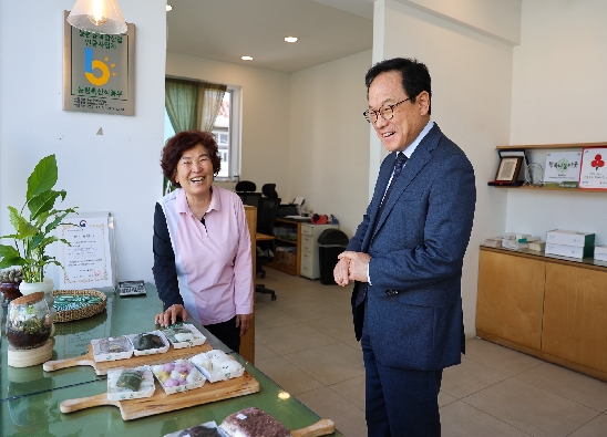  


김승호 인사혁신처 처장이 5월14일 세종시 부강지역아동센터를 방문,백년가게에서 구매한 물품을 전달하고 어린이들과 소통의 시간을 가졌다