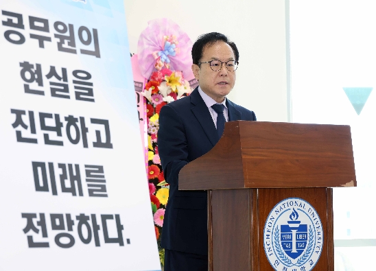  


김승호 인사혁신처장이 5월31일 인천대학교 송도캠퍼스에서 열린 '2024년 한국인사행정학회 춘계 공동학술대회'에 참석해 축사를 하고 있다.
 