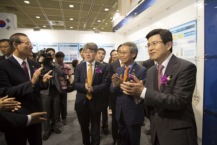 박수치며 격려하는 이근면 인사혁신처장과 관계자들