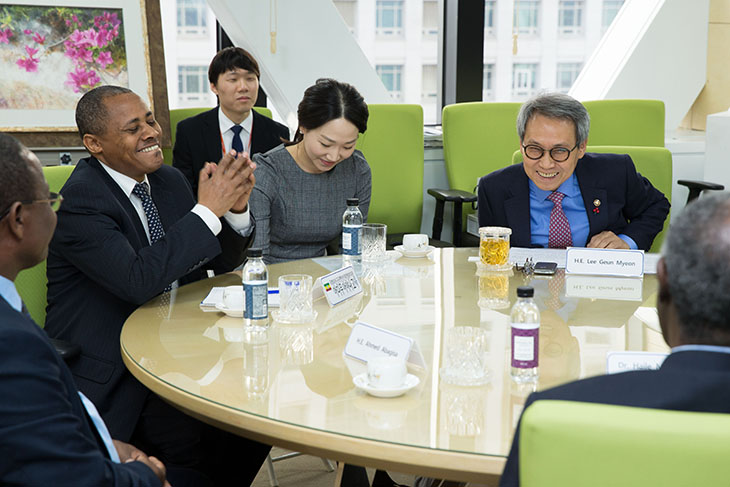 담소중인 에티오피아 국회의원 및 공공행정&middot;인재개발부 차관 등 에티오피아 공무원 대표단 과 이근면 인사혁신처장