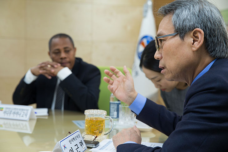 에티오피아 국회의원 및 공공행정&middot;인재개발부 차관 등 에티오피아 공무원 대표단에게 설명중인 이근면 인사혁신처장