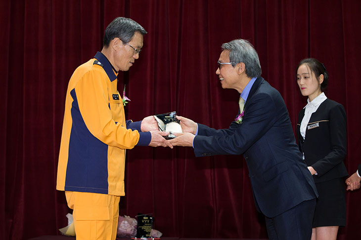 시상중인 이근면 인사혁신처장