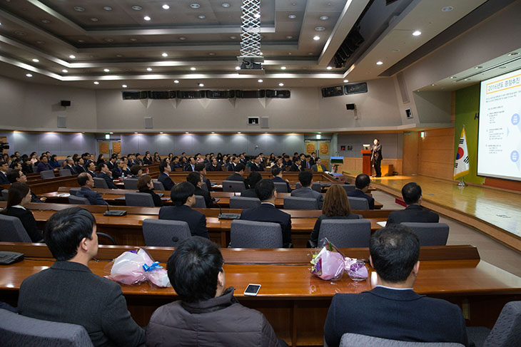 시무식을 겸한 2016년 자체 업무보고에서  업무보고 발표중인 담당국 직원