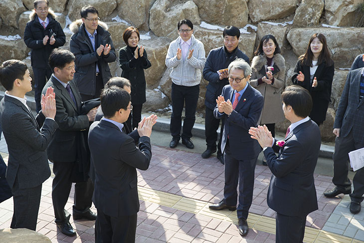 이근면 인사혁신처장 과 국가고시센터 관계자들이 박수를 치고 있다 