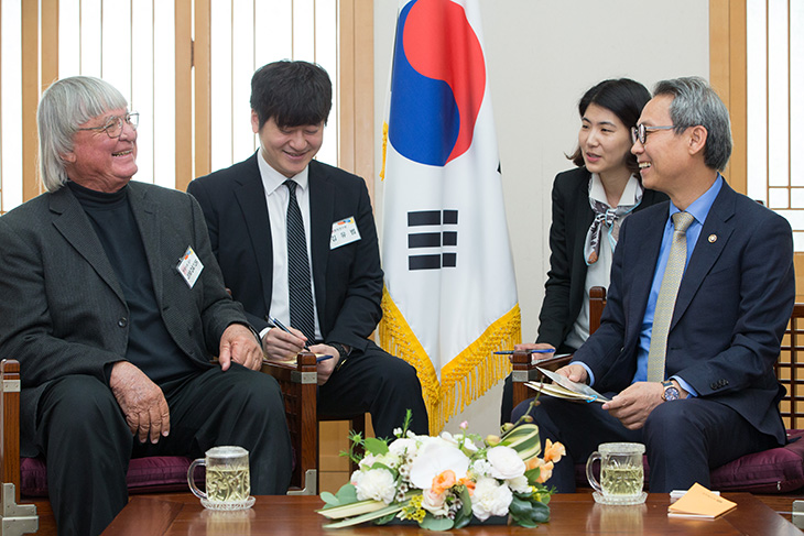 이슈 발표회 후 간단한 면담을 하는 이근면 인사혁신처장