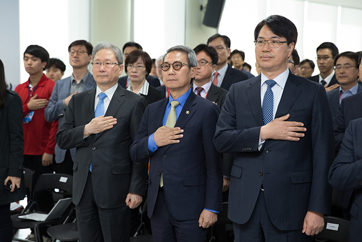 식순에 따라 국기에 대한 경례를 하는 이근면 인사혁신처장과 인사혁신처 공무원들