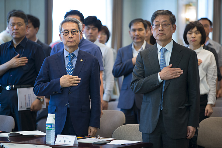식순에 따라 국기에 대한 경례 중인 이근면 인사혁신처장과 참가자들