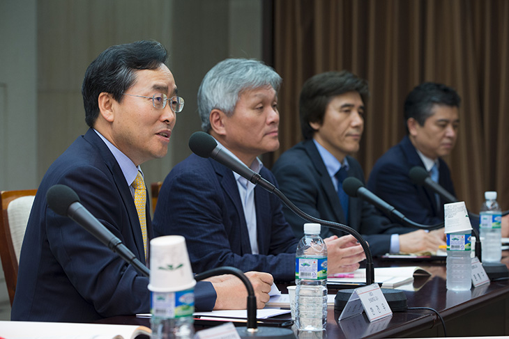 발언 중인 한 참가자와 경청하는 다른 참가자들