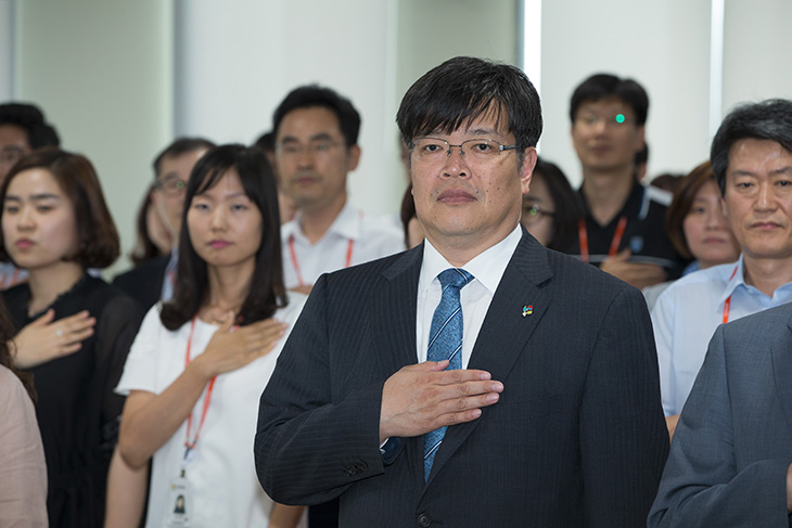 제3대 박제국 인사혁신처 차장의 취임식에서 식순에 따라 국기에 대한 경례 중인 박제국 인사혁신처 차장과 인사혁신처 공무원들