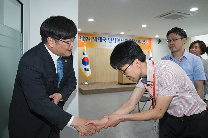 인사혁신처 공무원들과 하나하나 악수하며 인사를 나누는 박제국 인사혁신처 차장