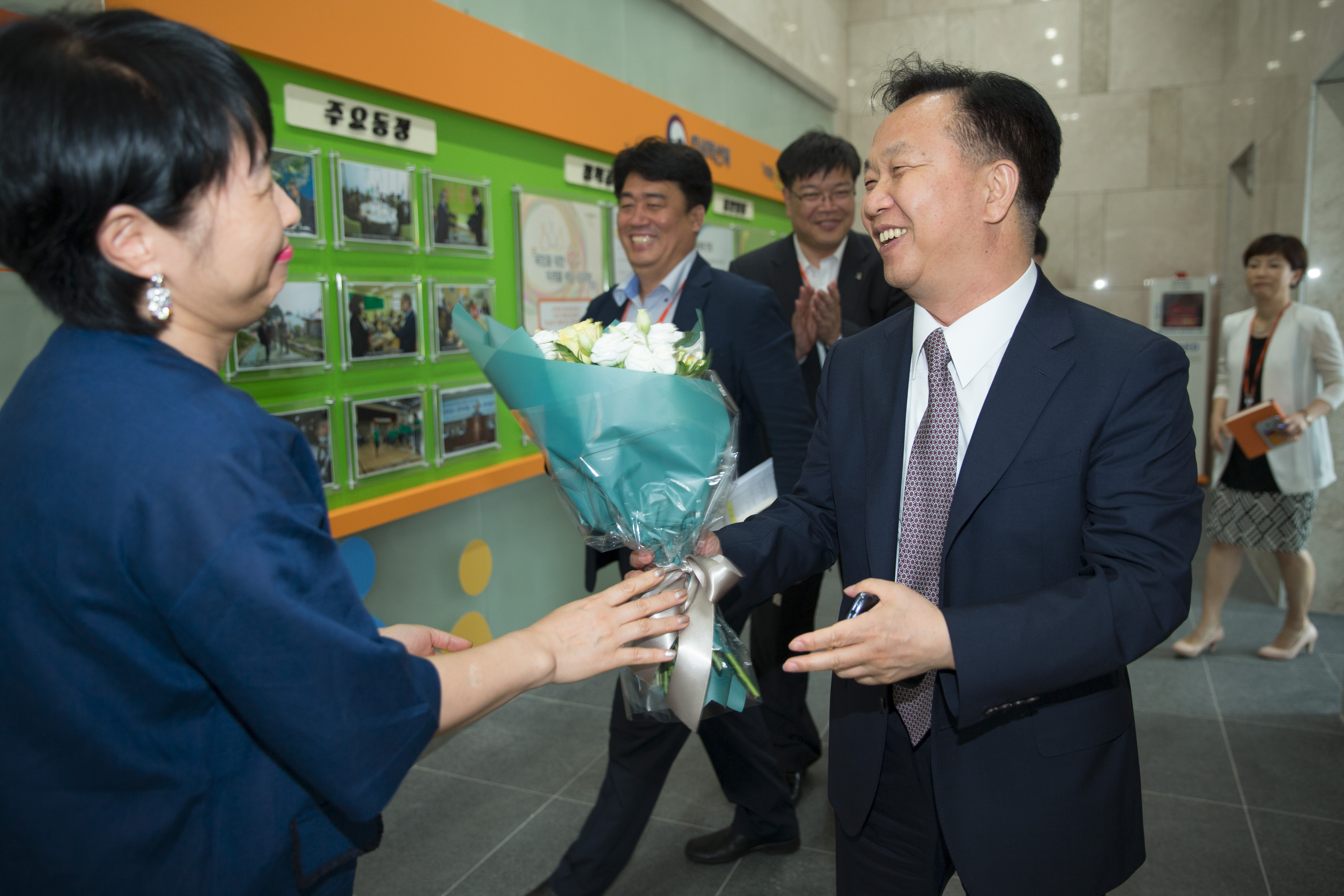 인사혁신처 내 엘리베이터 앞에서 축하 꽃다발을 받으며 환영받는 김동극 인사혁신처장