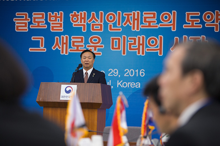 브리핑 중인 김동극 인사혁신처장과 경청하는 참가자들