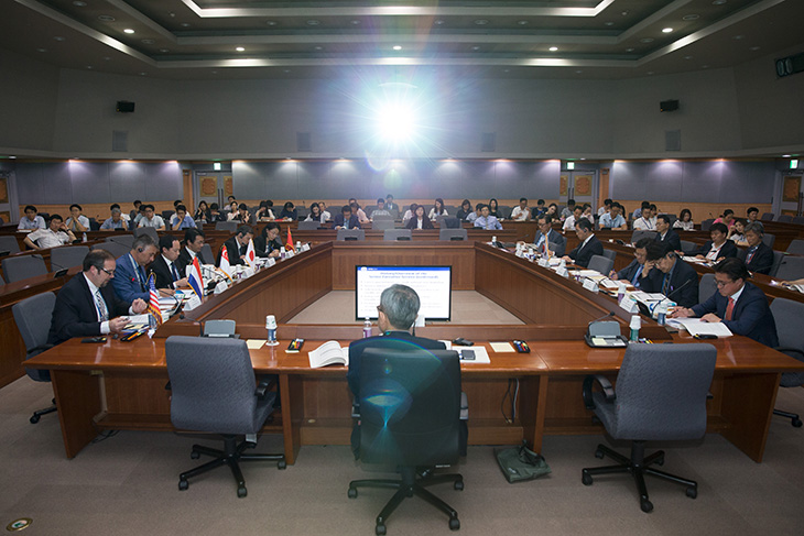 토론 중인 컨퍼런스 참가자들