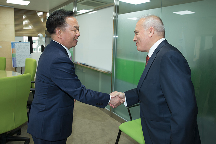 악수하며 인사를 나누는 김동극 인사혁신처장과 메흐멧 알리 쿰부즈오울루 터키 인사청장