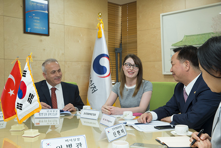 터키 인사청장 및 직원들과 담소를 나누는 김동극 인사혁신처장과 인사혁신처 직원들