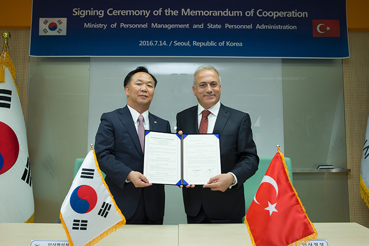 서명한 협력각서를 앞으로 내세우고 사진을 찍는 김동극 인사혁신처장과 메흐멧 알리 쿰부즈오울루 터키 인사청장