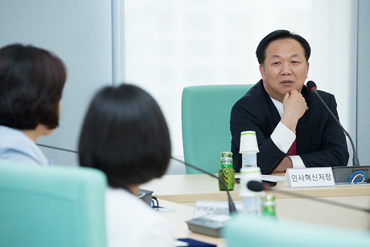 턱을 매만지며 진지한 표정으로 수상자의 말에 경청하는 김동극 인사혁신처장
