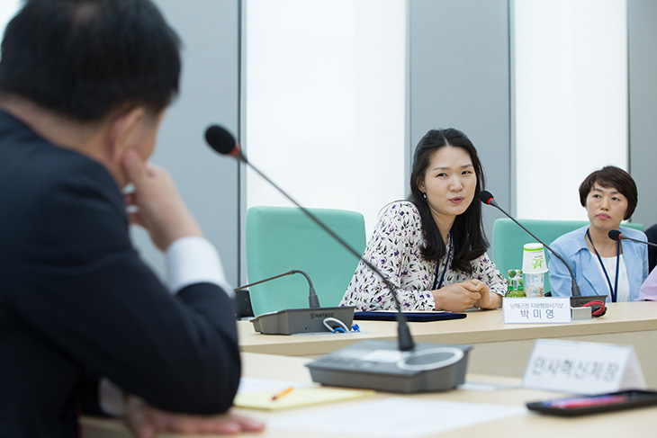 발언을 하는 수상자와 경청하는 타 수상자 및 김동극 인사혁신처장