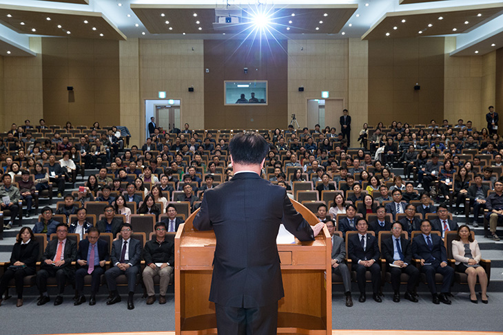 국가공무원인재개발원(이하 인재원) 진천 본원의 개청식에 발언중인 김동극 인사혁신처장의 뒷모습 