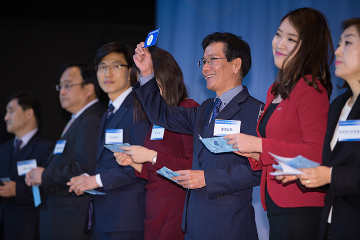 2번 카드를 들고있는 환한 모습의 인사혁신 우수사례 경진대회 참가자