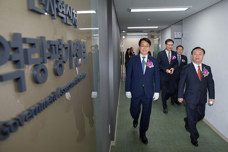 인사혁신처 소속 역량평가센터와 중앙선발시험위원회의 개소식중 역량평가센터를 둘러보는 김동극 인사혁신처장과 관계자들