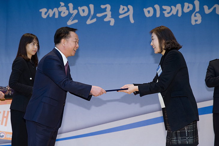 인사혁신 우수사례 경진대회 수상자에게 시상중인 밝은모습의 김동극 인사혁신처장과 수상자 