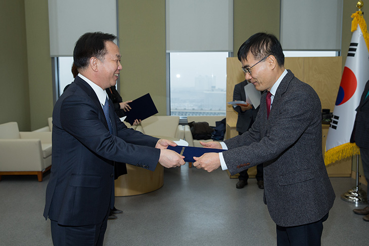 공적 항공마일리지 활용 우수기관에 대해 시상 중인 김동극 인사혁신처장.