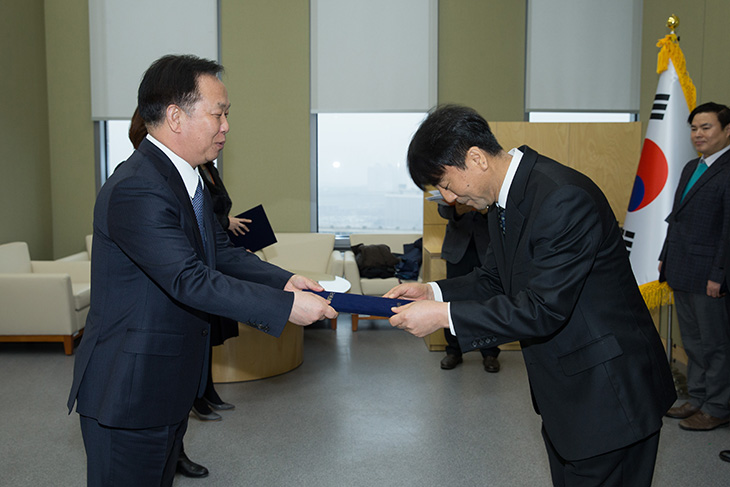 12월 26일, 공적 항공마일리지 활용 우수기관에 대해 시상 중인 김동극 인사혁신처장.