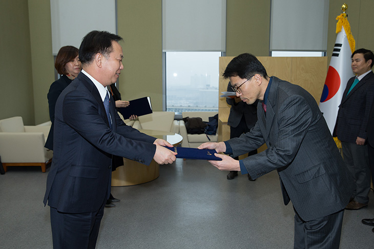 공적 항공마일리지 활용 우수기관에 대해 시상 중인 김동극 인사혁신처장.