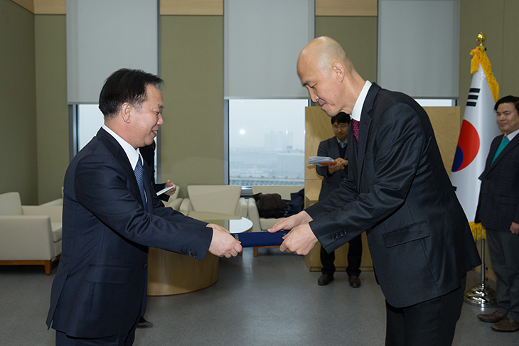 공적 항공마일리지 활용 우수기관에 대해 시상 중인 김동극 인사혁신처장.