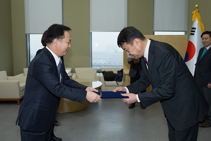 공적 항공마일리지 활용 우수기관에 대해 시상 중인 김동극 인사혁신처장.