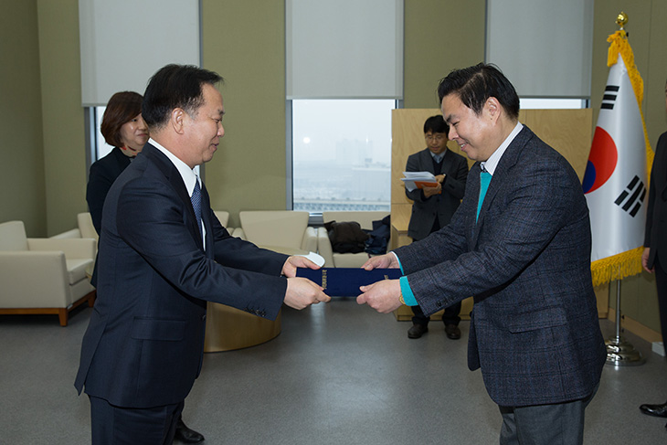 공적 항공마일리지 활용 우수기관에 대해 시상 중인 김동극 인사혁신처장.