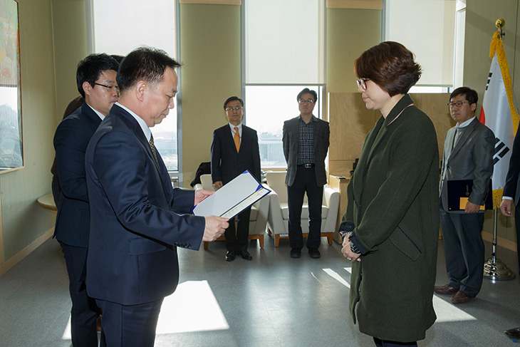 2016년 인사감사 유공 공무원 표창을 수여중인 김동극 인사혁신처장