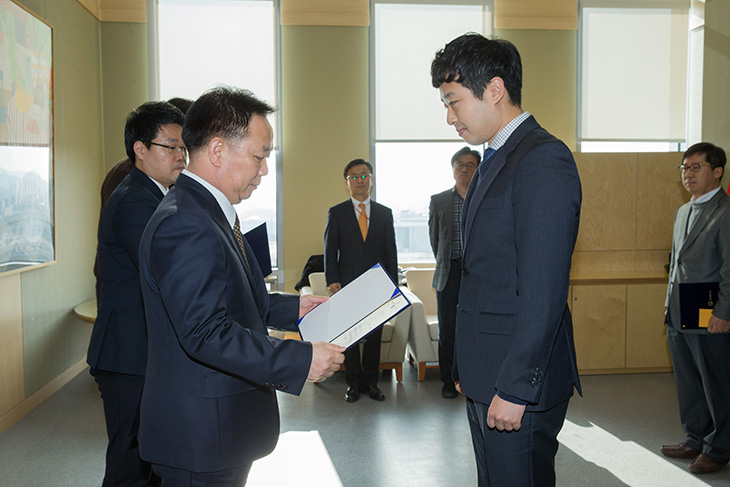 2016년 인사감사 유공 공무원 표창을 수여중인 김동극 인사혁신처장