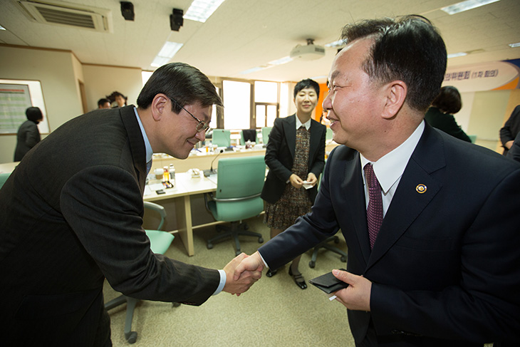 정부서울청사에서 열린 퇴직공무원 사회공헌 정책심의위원회 1차 회의에 앞서 관계자들과 명함을 주고받으며 인사를 하는 김동극 인사혁신처장.