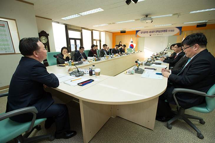 퇴직공무원 사회공헌 정책심의위원회 1차 회의가 진행중인 모습 
