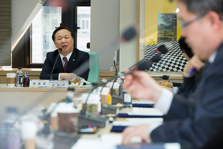 퇴직공무원 사회공헌 정책심의위원회 1차 회의에서 발언을 하는 모습인 김동극 인사혁신처장