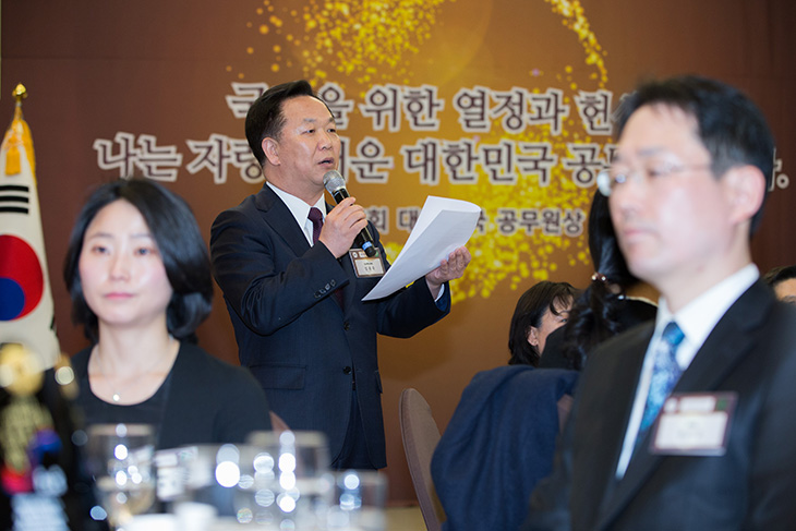 제3회 대한민국 공무원상 시상식에 앞서 수상자들에게 인사말을 하는 김동극 인사혁신처장 