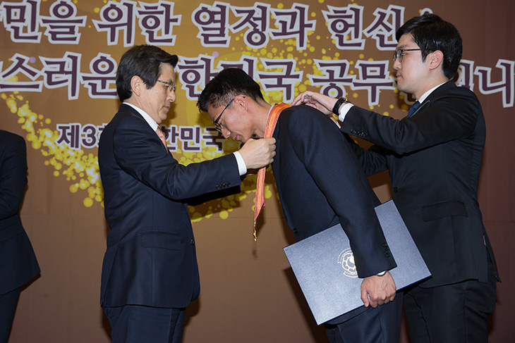 제3회 대한민국 공무원상 수상을 진행중인 황교안 대통령 권한대행 국무총리