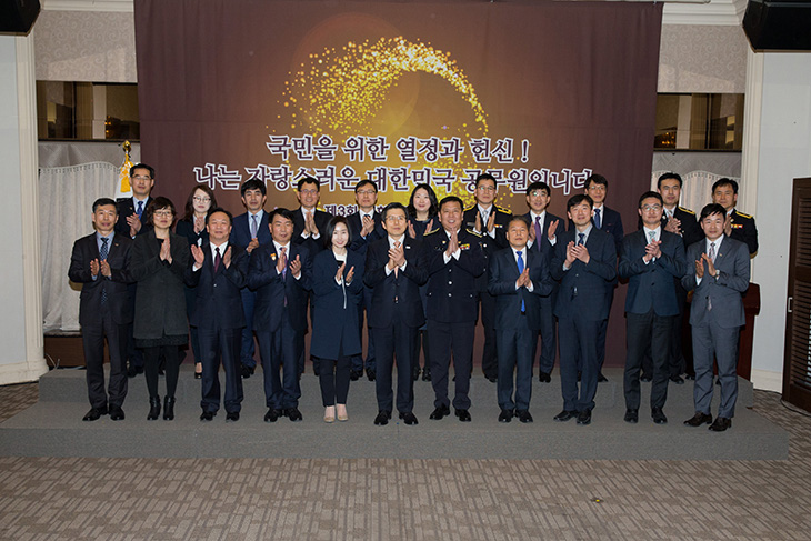 황교안 대통령 권한대행 국무총리와 김동극 인사혁신처장이 수상자들과 단체사진을 찍고 있다 