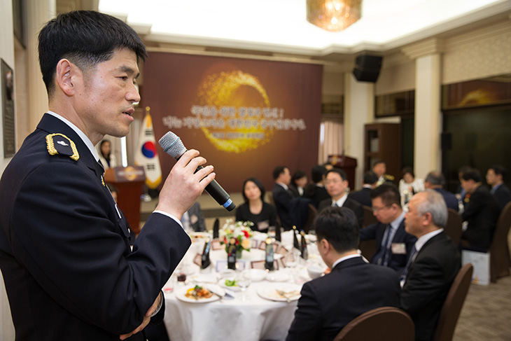 황교안 대통령 권한대행 국무총리와 김동극 인사혁신처장이 수상자들과 단체사진을 찍고 있다 