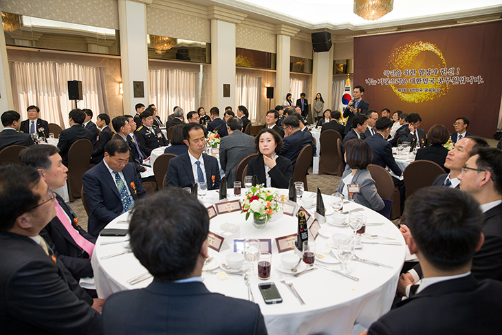 제3회 대한민국 공무원상 수상자들이 일어나 소감을 말하고 있다 